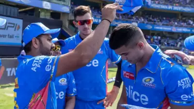 Rohit Sharma (L) with Arjun Tendulkar (IPL) Rohit Sharma (L) with Arjun Tendulkar (IPL)