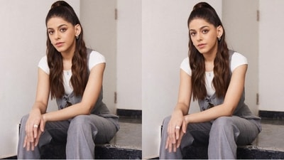 Assisted by make up artist Divya Shetty, Alaya opted for a minimal makeup look and choose pink eyeshadow, black eyeliner, mascara-laden eyelashes, contoured cheeks and a shade of nude lipstick.&nbsp; (Instagram/@alayaf)