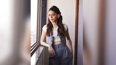 She wore a stylish and fitted pair of grey pants and a white crop top that perfectly accentuated her figure. To complete the look, she added a matching grey waistcoat, which added a touch of sophistication to the ensemble. (Instagram/@alayaf)