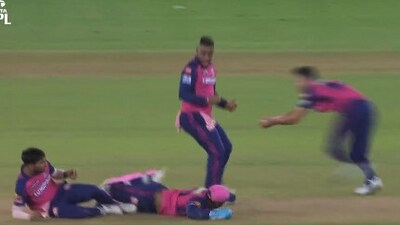 Trent Boult completes the catch (IPL) Trent Boult completes the catch (IPL)
