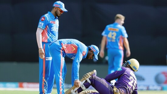 Kolkata Knight Riders Venkatesh Iyer suffers a pain during the match against Mumbai Indians(IPL/Twitter)