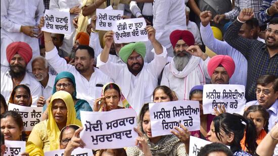 Punjab cabinet minister Kuldeep Singh Dhaliwal with Aam Aadmi Party workers and leaders staging a protest in Amritsar on Sunday. (Sameer Sehgal /Hindustan Times)
