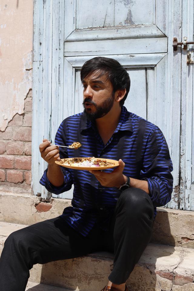 Dewan relishes a plate of dal makhani-chawal on the iconic ‘Players Stairs’. Dewan relishes a plate of dal makhani-chawal on the iconic ‘Players Stairs’.