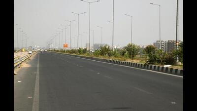 A deserted road in Patna on Monday. As per the daily bulletin, Patna’s maximum temperature stood at 43.2°C. (Santosh Kumar/HT Photo) A deserted road in Patna on Monday. As per the daily bulletin, Patna’s maximum temperature stood at 43.2°C. (Santosh Kumar/HT Photo)