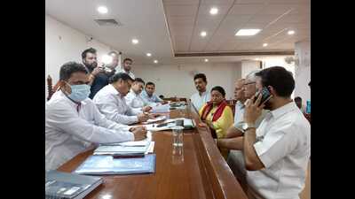 BJP candidate Hemlata Diwakar filing nomination for mayor seat of Agra. (HT Photo)