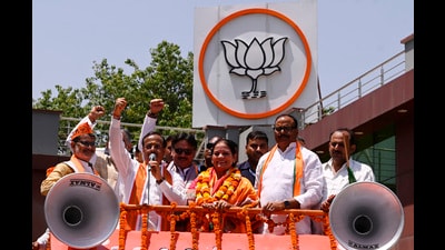 BJP’s Lucknow mayor candidate Sushma Kharkwal, the wife of a retired army personnel and an old party hand, also filed her nomination in the presence of senior party leaders (HT photo) BJP’s Lucknow mayor candidate Sushma Kharkwal, the wife of a retired army personnel and an old party hand, also filed her nomination in the presence of senior party leaders (HT photo)