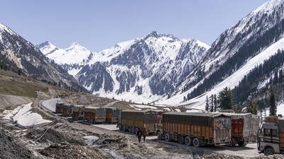 Avalanche warning issued for 4 districts in Jammu and Kashmir (Photographer: Sumit Dayal/Bloomberg) Avalanche warning issued for 4 districts in Jammu and Kashmir (Photographer: Sumit Dayal/Bloomberg)