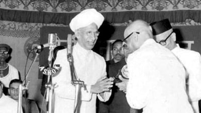 Dr Sarvapalli Radhakrishnan, former President of India, felicitating PL Vaidya, on conclusion of the project in 1966. (HT/BORI PHOTO) Dr Sarvapalli Radhakrishnan, former President of India, felicitating PL Vaidya, on conclusion of the project in 1966. (HT/BORI PHOTO)