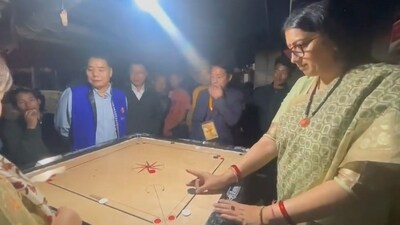The image shows Smriti Irani aiming to pocket a piece. (Twitter/@smritiirani) The image shows Smriti Irani aiming to pocket a piece. (Twitter/@smritiirani)