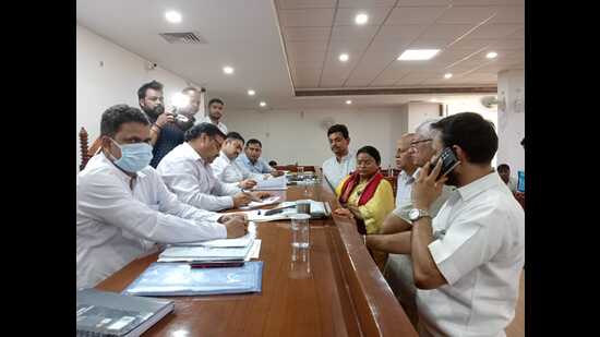 BJP candidate Hemlata Diwakar filing nomination for mayor seat of Agra. (HT Photo)