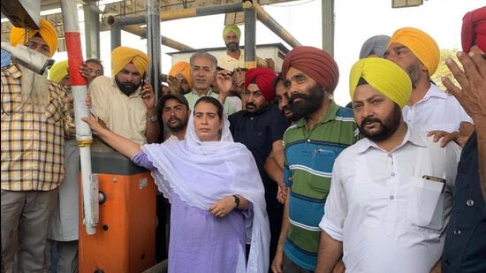Member of legislative assembly (MLA) from Sangrur Narinder Kaur Bharaj on Monday closed the Kalajhar toll plaza on the national highway for a day for its alleged failure to meet the mandatory guidelines. (HT Photo)