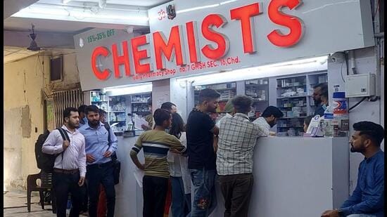 Two days after UT health secretary Yashpal Garg found irregularities at chemist shops in the Government Multi-Specialty Hospital, Sector 16, a drug inspection team from UT health department conducted a “weekly inspection” at these shops. (HT File)