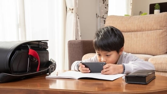 Holidays Vs school tenure: When do kids spend more hours with screen? (Unsplash)