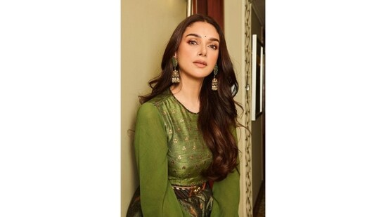 Aditi kept her makeup subtle and natural, opting for nude eyeshadow, black eyeliner, kohl, mascara-laden eyelashes, well-defined eyebrows, contoured cheeks, and a shade of nude lipstick.(Instagram/@sanamratansi )