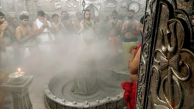 A priest performs Bhasma Aarti at Mahakaleshwar temple, in Ujjain. (File/ ANI)