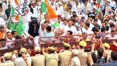 Congress protesters trying to break past police barricading set up to maintain law and order in Jammu. (HT Photo)