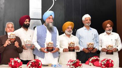 From left: Eminent Punjabi writer Prof Deepak Manmohan Singh, author Jagtar Singh Bhullar, Punjab Speaker Kultar Singh Sandhwan, Comrade SS Sekhon, HT Executive Editor Ramesh Vinayak and Punjab CM’s OSD Manjit Singh Sidhu. (Keshav Singh/HT) From left: Eminent Punjabi writer Prof Deepak Manmohan Singh, author Jagtar Singh Bhullar, Punjab Speaker Kultar Singh Sandhwan, Comrade SS Sekhon, HT Executive Editor Ramesh Vinayak and Punjab CM’s OSD Manjit Singh Sidhu. (Keshav Singh/HT)