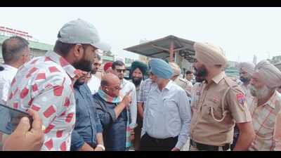 MLA Gurpreet Singh Gogi during a surprise visit to ISBT, Ludhiana, on Tuesday. (HT Photo)