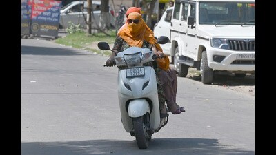 Over the next three days, the maximum temperature will remain between 32°C and 34°C while the minimum temperature will remain between 19°C and 24°C. (Ravi Kumar/HT)