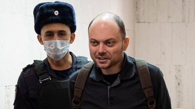 Russian opposition activist Vladimir Kara-Murza is escorted to a hearing in a court in Moscow, Russia. (AP file photo) Russian opposition activist Vladimir Kara-Murza is escorted to a hearing in a court in Moscow, Russia. (AP file photo)