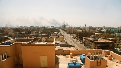 Smoke rises over buildings during clashes between the paramilitary Rapid Support Forces and the army in Khartoum, Sudan April 17, 2023. REUTERS/Stringer   NO RESALES. NO ARCHIVES (REUTERS)