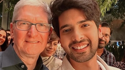 Singer Armaan Malik shared a selfie with Tim Cook from the event on Instagram and was pleased to see his song Sun Maahi being played at the event. Singer Armaan Malik shared a selfie with Tim Cook from the event on Instagram and was pleased to see his song Sun Maahi being played at the event. 
