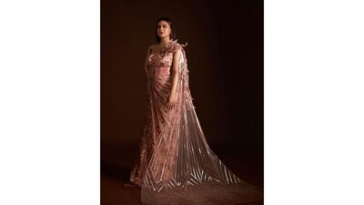 On Sunday, Kajol delighted her followers with a series of captivating pictures on Instagram, accompanied by the inspirational caption, "Face the light always.. You are always where you are meant to be.." (Instagram/@kajol) On Sunday, Kajol delighted her followers with a series of captivating pictures on Instagram, accompanied by the inspirational caption, "Face the light always.. You are always where you are meant to be.." (Instagram/@kajol)