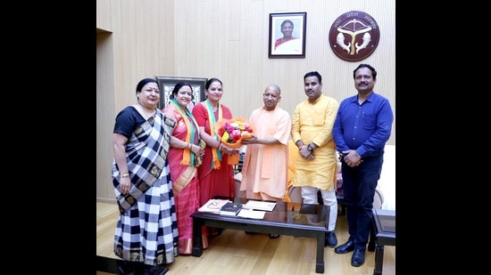 CM Yogi Adityanath met Lucknow mayoral candidate Sushma Kharakwal at his residence on Tuesday (HT Photo)