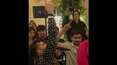 A video grab of Punjabi singer Sharry Mann performing with absconding gangster Anmol Bishnoi (centre) dancing at a wedding reception at Bakersfield, California, on Sunday. (Twitter) A video grab of Punjabi singer Sharry Mann performing with absconding gangster Anmol Bishnoi (centre) dancing at a wedding reception at Bakersfield, California, on Sunday. (Twitter)