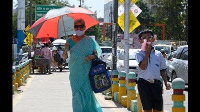 A woman uses umbrella to protect her from the scorching heat in Lucknow on Wednesday. (Deepak Gupta/ht) A woman uses umbrella to protect her from the scorching heat in Lucknow on Wednesday. (Deepak Gupta/ht)