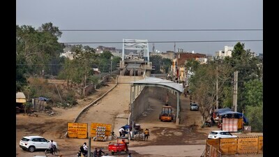 In a fresh addition to commuters’ woes on the busy Pakhowal road, traffic movement on both sides of the Hero Bakery Chowk will be closed from Thursday onwards for the coming month due to the construction of the Pakhowal railway underbridge. (Manish/HT)