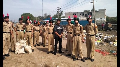 MC, NCC cadets organise cleanliness drive on the banks of Sidhwan canal in Ludhiana on Wednesday. (HT Photo)