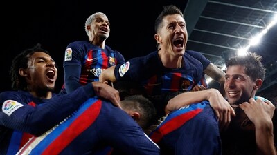 Soccer Football - LaLiga - FC Barcelona v Real Madrid - Camp Nou, Barcelona, Spain - March 19, 2023 FC Barcelona's Franck Kessie celebrates scoring their second goal with Robert Lewandowski with teammates REUTERS/Juan Medina (REUTERS)