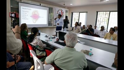 Team Swachh Kalyani Nagar (TSKN) organised a noise pollution awareness programme ‘Voice against noise’ on Wednesday at the Joggers Park library. (Rahul Raut/HT PHOTO)