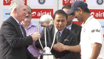 Former Australian and Indian cricket captains Allan Border and Sunil Gavaskar present the trophy to MS Dhoni (HT) Former Australian and Indian cricket captains Allan Border and Sunil Gavaskar present the trophy to MS Dhoni (HT)