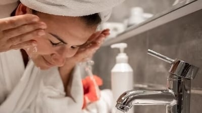 Wash your eyes: Washing the eyes regularly and using lubricating eye drops is recommended. If itching and burning still persist, consulting an ophthalmologist is highly advised. (Freepik) Wash your eyes: Washing the eyes regularly and using lubricating eye drops is recommended. If itching and burning still persist, consulting an ophthalmologist is highly advised. (Freepik)