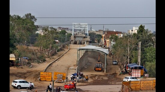 In a fresh addition to commuters’ woes on the busy Pakhowal road, traffic movement on both sides of the Hero Bakery Chowk will be closed from Thursday onwards for the coming month due to the construction of the Pakhowal railway underbridge. (Manish/HT)