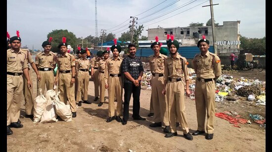 MC, NCC cadets organise cleanliness drive on the banks of Sidhwan canal in Ludhiana on Wednesday. (HT Photo)