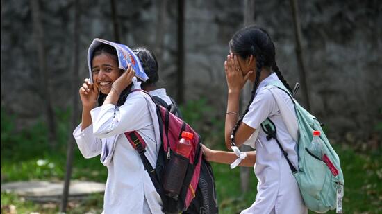 Students out on a hot day in Chanakyapuri in New Delhi on Wednesday. (Sanchit Khanna/HT Photo)
