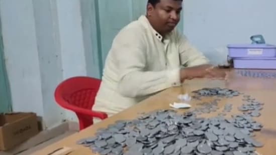 K'taka: Independent candidate from Yadgir deposits 10k in coins