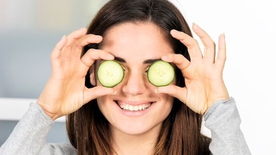 Cucumber slices: Placing cooled cucumber slices after being outdoors in the sun also aids in relieving inflammation and burning in the eyes.&nbsp;(Freepik)