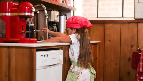 2. Encourage independence: Encouraging independence in children is essential to promote their development. Allow them to make decisions for themselves after giving them age-appropriate choices. This encourages their critical thinking, communication, and problem-solving skills.(Image Credit: Pinterest)