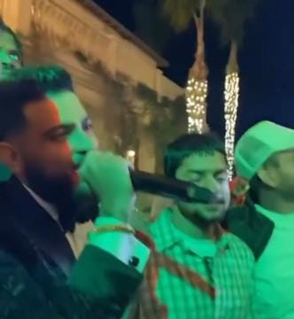 A video grab of Punjabi singer Karan Aujla performing with absconding gangster Anmol Bishnoi in the background. (Twitter) A video grab of Punjabi singer Karan Aujla performing with absconding gangster Anmol Bishnoi in the background. (Twitter)
