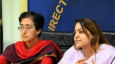 Education minister of Delhi Atishi with mayor Shelly Oberoi. (HT Photo)