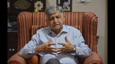 Gen VP Malik (retd) addressing the media in Panchkula on Thursday. (Sant Arora/HT)
