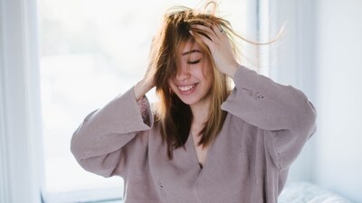 Wear loose-fitting clothes: Wearing tight clothes can irritate your skin, causing rashes and dryness. Opt for loose-fitting clothes that are gentle on your skin. (Unsplash ) Wear loose-fitting clothes: Wearing tight clothes can irritate your skin, causing rashes and dryness. Opt for loose-fitting clothes that are gentle on your skin. (Unsplash )