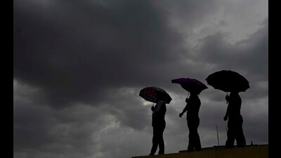 Ludhiana has been experiencing soaring temperature for the past few days with the maximum hovering at around 40 degrees Celsius. (Gurpreet Singh/HT) Ludhiana has been experiencing soaring temperature for the past few days with the maximum hovering at around 40 degrees Celsius. (Gurpreet Singh/HT)