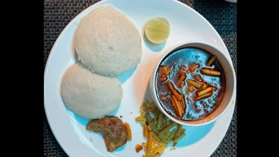 Woman eats misal with idlis. (Twitter/@Sassy_Soul_ )