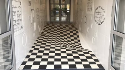 Optical illusion floor. (Twitter/@fasc1nate) Optical illusion floor. (Twitter/@fasc1nate)