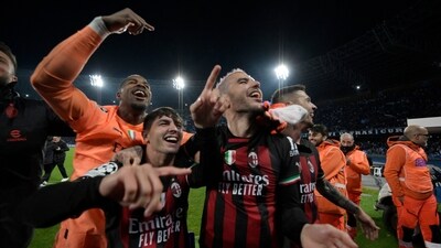 Soccer Football - Champions League - Quarter Final - Second Leg - Napoli v AC Milan - Stadio Diego Armando Maradona, Naples, Italy - April 18, 2023 AC Milan's Theo Hernandez and Mike Maignan celebrate after the match with teammates REUTERS/Alberto Lingria (REUTERS)